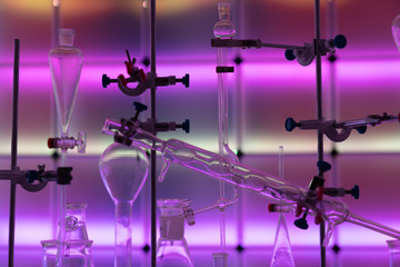 Canvas Print - Glass instruments in the laboratory of chemical synthesis