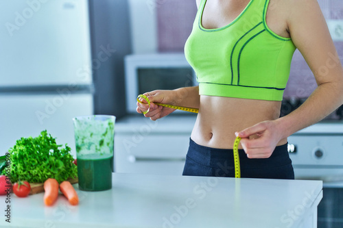 Fotomural Diet woman with a green smoothie for losing weight