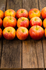 Canvas Print - apple fruits in a row, old weathered wood table background