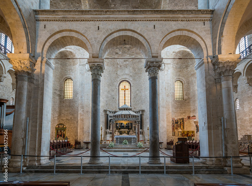 Fotomural Main altar in the Saint Nicholas Basilica (Basilica di San Nicola) in old town Bari
