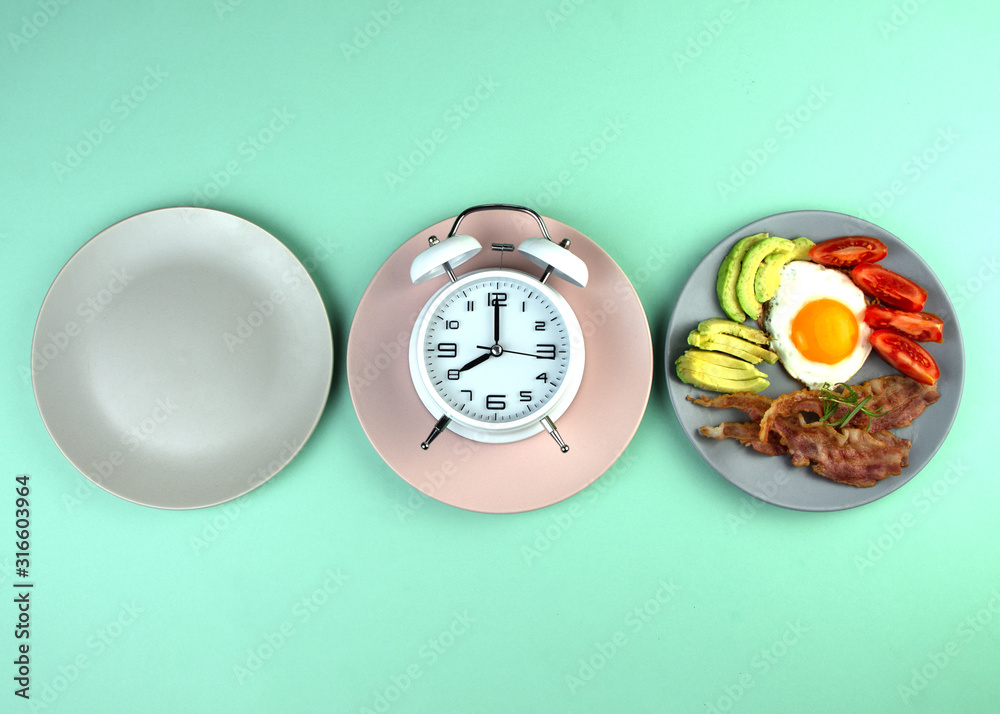Intermittent fasting concept with empty colorful plates. Time to lose weight , eating control or time to diet concept. - obrazy, fototapety, plakaty 