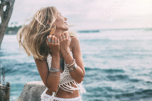 Cuadros en Lienzo Boho model wearing crochet top and silver jewelry on the beach