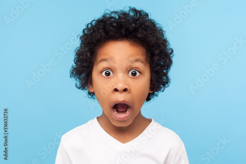 Cuadros en Lienzo Wow, unbelievable! Portrait of funny amazed little boy looking at camera with shocked astonished expression, emotionally reacting to surprising news