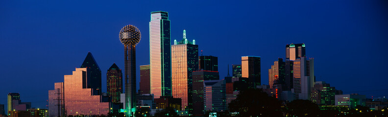 Fototapete - This is the skyline at dusk. It shows the Reunion Tower which is 50 stories high.