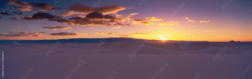 This is sunrise over White Sands National Monument. - obrazy, fototapety, plakaty 
