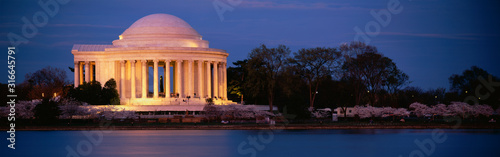 Fotomural This is the Jefferson Memorial next to the Tidal Basin
