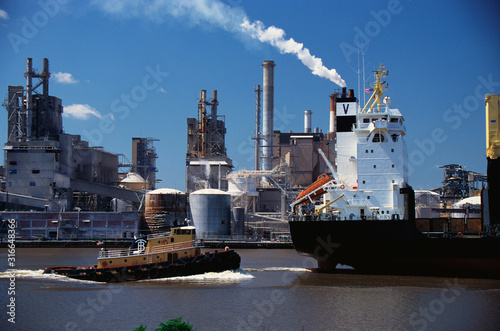 Fotografía This is a Monrovia cargo ship on the Merkur River and Union Camp Paper Mill loading onto the cargo ship