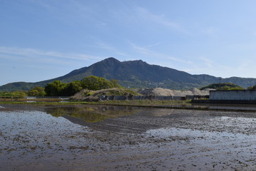 筑波山 ／ 日本百名山、日本百景、関東の富士見百景、日本の地質百選に選定されている、標高877mの筑波山です。男体山と女体山の２つの峰を持ち、古くから信仰の山として栄えてきました。