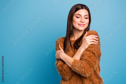 Photographie Portrait of calm cheerful girl hug herself enjoy warm fluffy sweater close eyes