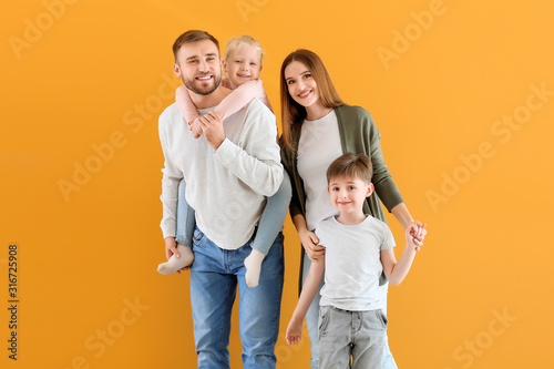 Fotomural Portrait of happy family on color background