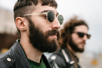 Photo closeup of bearded caucasian men posing and looking forward