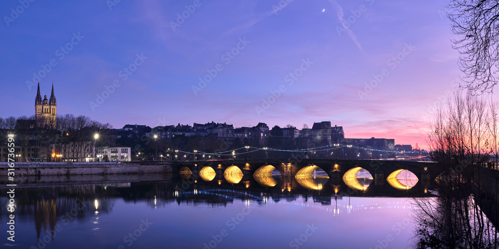 Panorama sur Angers de nuit avec une vue sur la cathédrale, le château du moyen âge et le pont qui enjambe la Maine - obrazy, fototapety, plakaty 