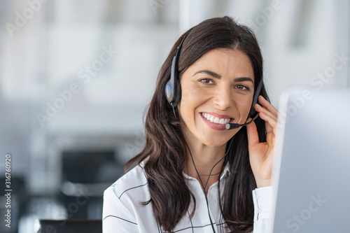 Cuadros en Lienzo Happy smiling woman working in call center