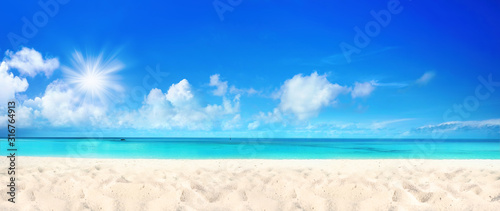 Cuadros en Lienzo Beautiful beach with white sand, turquoise ocean water and blue sky with clouds in sunny day