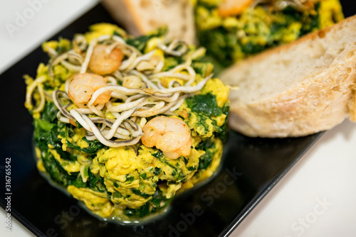 Fotomural revuelto de espinacas, gulas y gambas