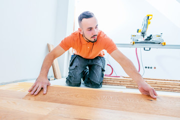 Wall Mural - Handwerker verleget Parkett boden in einem modernen neubau Haus