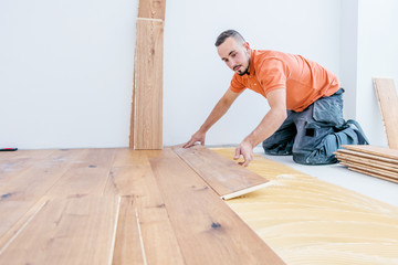 Wall Mural - Handwerker verleget Parkett boden in einem modernen neubau Haus