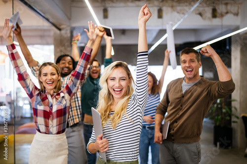 Fotomural Happy business people celebrating success at company