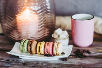 Assortiment de macarons et tasse de café sur la table de cuisine