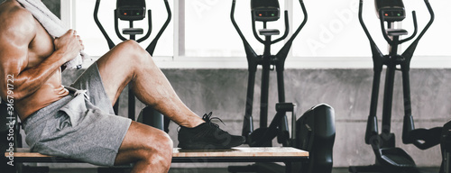 Fotografía Fitness man with dumbbell tired and resting in gym