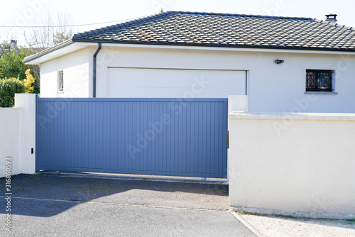 Fotografía Automatic Sliding grey gate modern house
