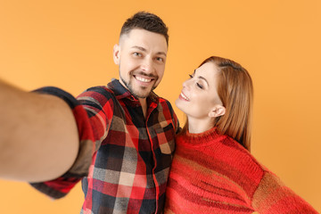 Poster - Couple taking selfie on color background