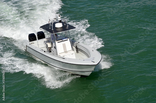 Cuadros en Lienzo White motor boat powered by two outboard engines speeding on the Florida Intra-C