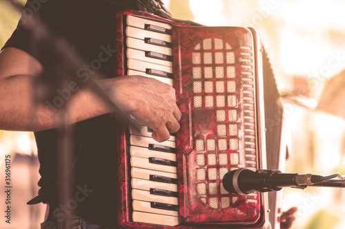 Fotografía Antique accordion, musicians happy accordion, playing at the wedding reception,