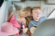 Geschwister Kinder schlafen friedlich im Auto