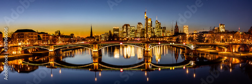 twilight-panorama-of-the-frankfurt-skyline