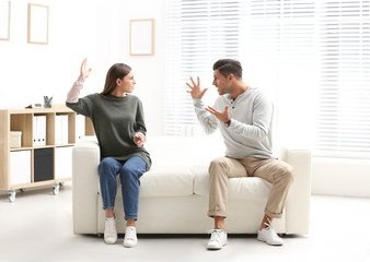 Canvas Print - Emotional couple on sofa in psychologist's office