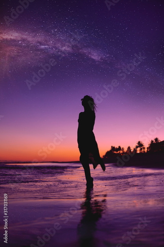 Joven Mujer Contemplando El Paisaje Anochecer Con Estrellas Comprar Esta Foto De Stock Y Explorar Imagenes Similares En Adobe Stock Adobe Stock