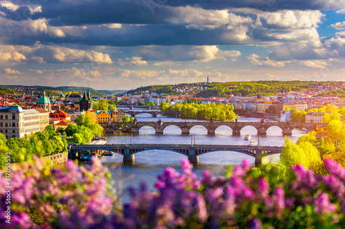 Fototapeta na szkło Sceniczny widok Stara Grodzka molo architektura i Charles most nad Vltava rzeką w Praga, republika czech. Praga ikoniczny Charles most (Karluv Most) i Stary miasteczko mosta wierza przy zmierzchem, Czech.