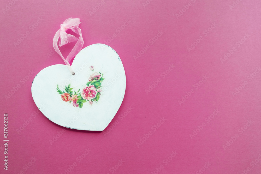 Obraz na płótnie wooden heart decorated in decoupage technique Provencal style on a pink background w salonie