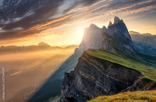 Fotomural Breathtaking Alpine Highlands in Sunny Day