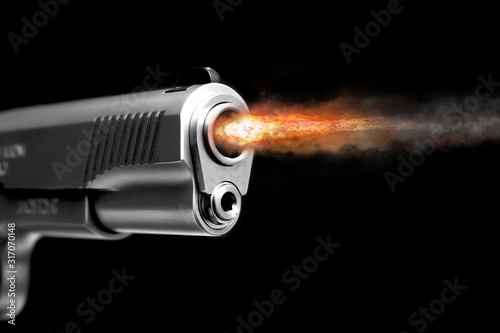 Fotografía A fire from the gun after the shot. Gunshot