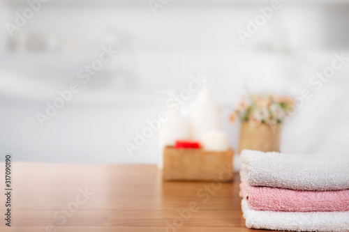 Cuadros en Lienzo Towels on wooden top table with copy space on blurred bathroom background