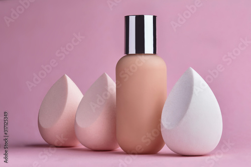 Cuadros en Lienzo Conatainer with fluid foundation with beauty blender