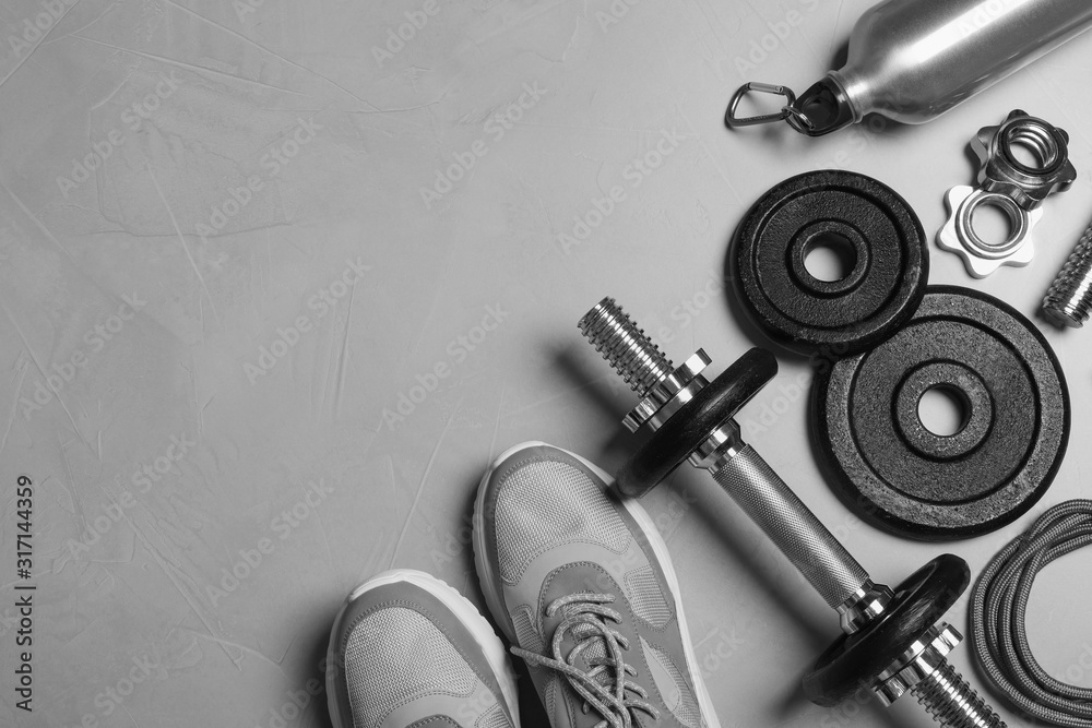 Gym equipment on light grey background, flat lay - obrazy, fototapety, plakaty 