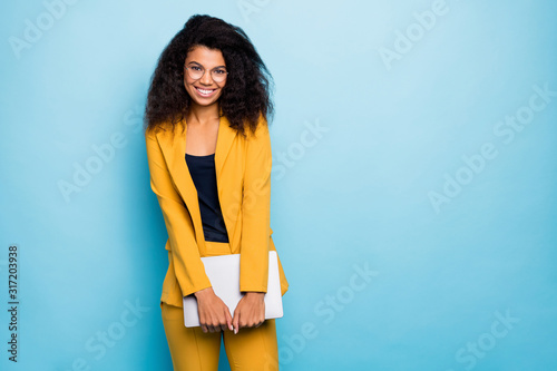 Fotografía Photo of pretty dark skin wavy business lady holding notebook friendly work atmo