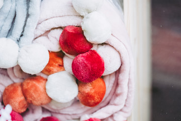 Couverture polaire avec des pompons colorés