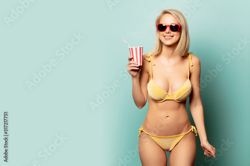Beautiful blonde woman in bikini with paper cup Tableau sur Toile