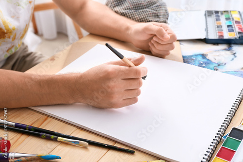 Fotografía Young male artist working in studio