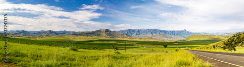 Fotografía Panorama of the Amphitheatre of the Drakensberg mountains on a sunny summer day,