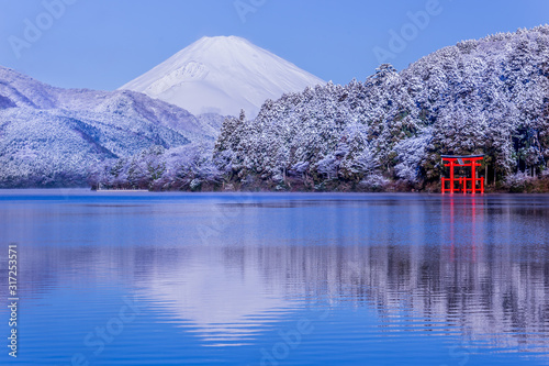 雪景色の箱根芦ノ湖と湖面に映る富士山stock Photo Adobe Stock 雪景色の箱根芦ノ湖と湖面に映る富士山stock Photo Adobe Stock