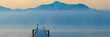 Sonnenaufgang am See und Berge im Nebel - Panorama