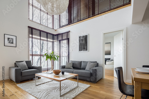 Photographie Living room with many windows