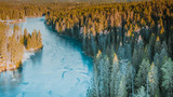 Fototapeta Fototapety na ścianę - Widok z lotu ptaka na zamarznięte jezioro po środku Skandynawskiego lasu