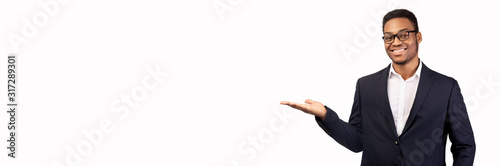 Fotomural Smiling black man with his palm up over white background