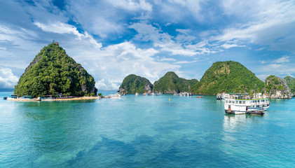 Wall Mural - landscape with halong bay and ti top beach, vietnam
